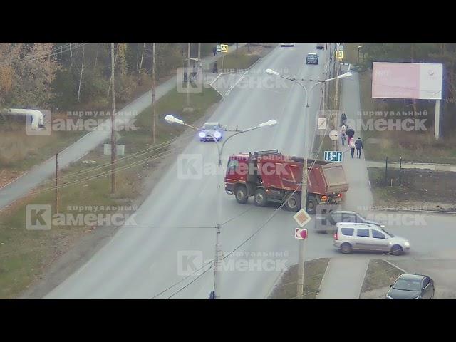 Водитель «подставился» под КАМАЗ. ДТП на перекрестке Каменска-Уральского