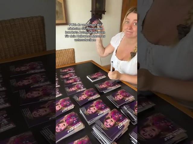 Paulas Halloween Merch - bei jedem Halloween Jogger gibt‘s eine Karte dazu