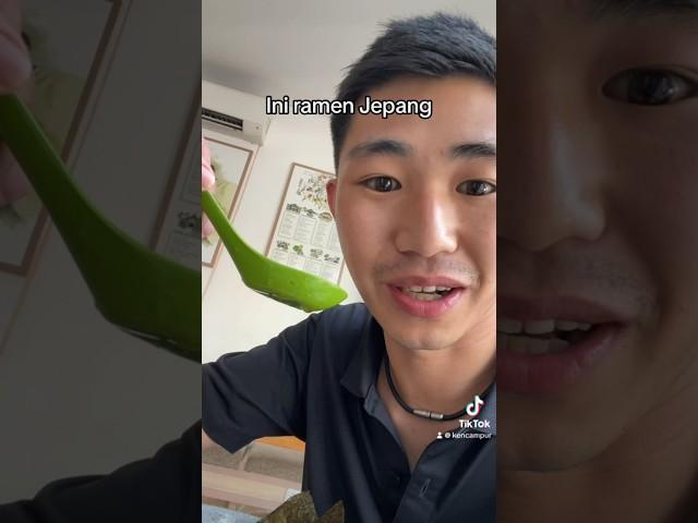 Orang Jepang makan ramen di Solo, Indonesia