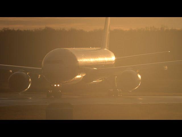 Взлет самолета Boeing 777 Red Wings из Домодедово.