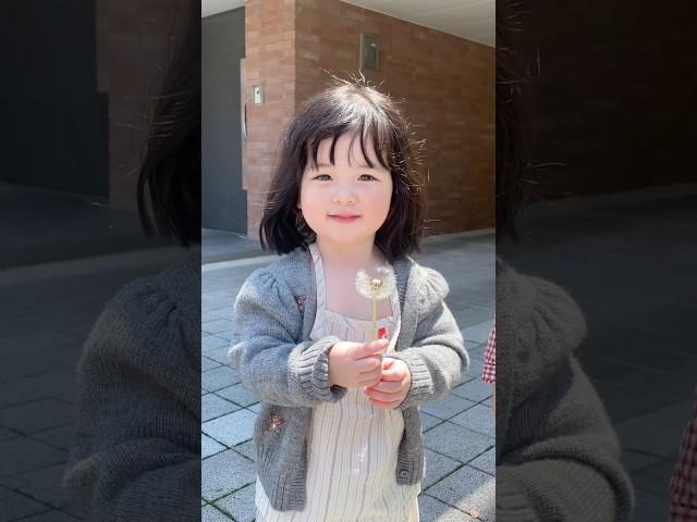 봄을 즐기는 귀여운 아기