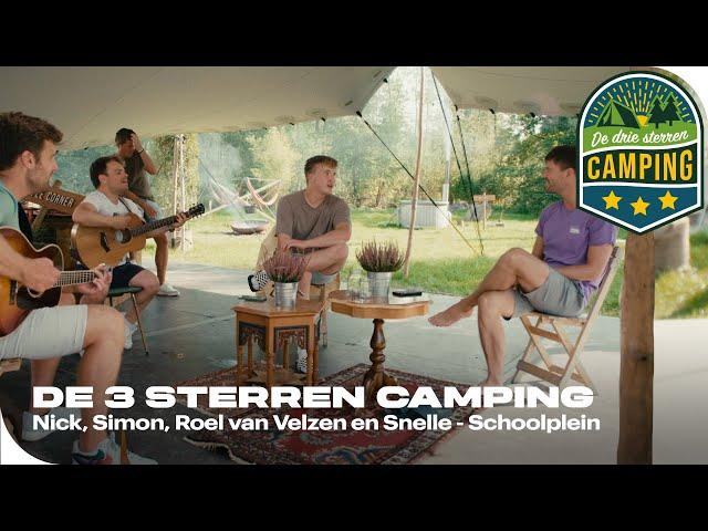 Nick, Simon, Roel van Velzen en Snelle - Schoolplein | De 3 sterren camping