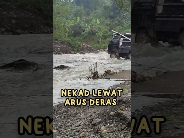 MOBIL NEKAD NYEBRANG SUNGAI ARUS DERAS