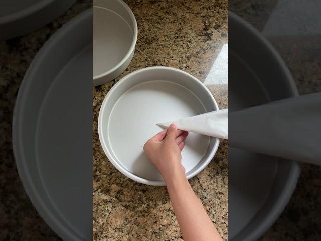 How to cut parchment paper for a round baking pan