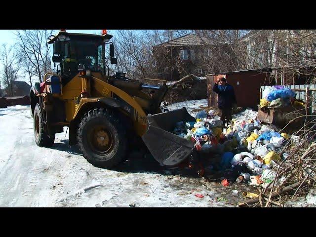 В Бийске решили проблему с огромной свалкой у контейнера на ул.Красноармейской (Бийское телевидение)