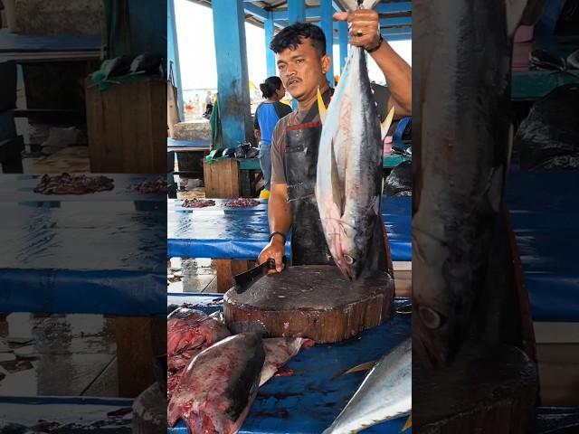 Amazing skills! The master cuts the tuna using a very sharp machete #fish #tuna #food #streetfood