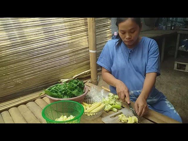 Cook young corn or mussels and fry salted fish with onion sauce