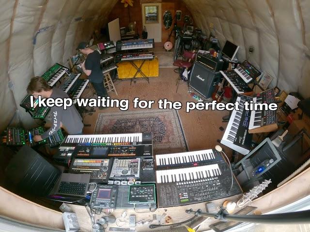Synth Loops + Vocals with Roland VT-4 - Live Looping Songwriting
