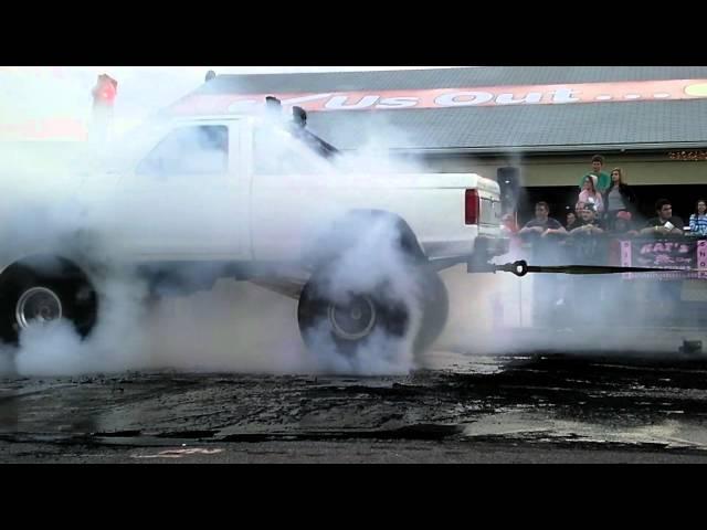 4 WHEEL BIG TRUCK BURNOUT - ALL 4 TIRES SPIN AT TRUCK WARZ