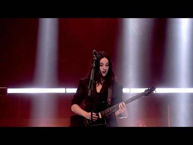 St. Vincent - Big Time Nothing (Live on The Graham Norton Show)