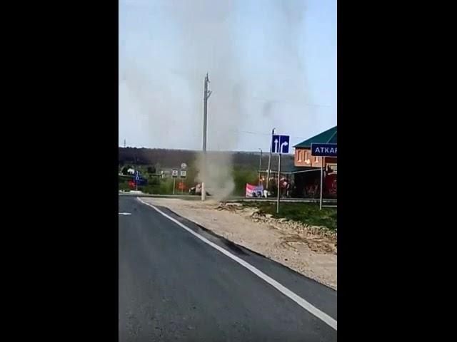 У въезда в Аткарск сняли на видео интересное природное явление - смерч