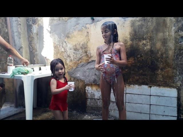 Banho no chuveiro com a prima Júlia