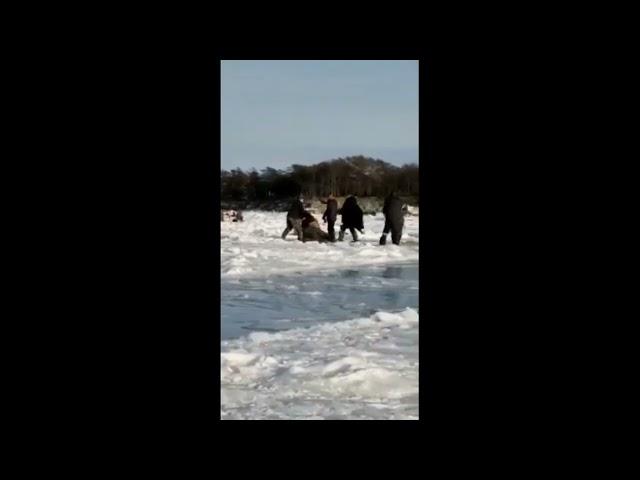 Драка рыбаков на льду.  Рыбы мало а водки много. 1 серия.