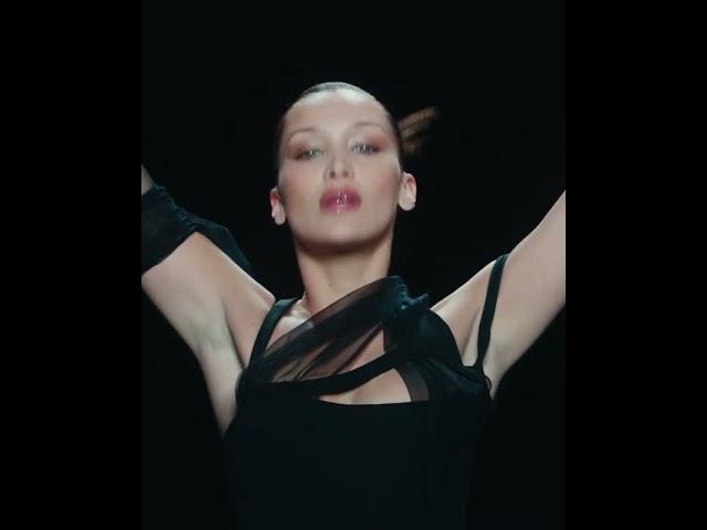 Белла Хадид сделала крутое сальто на показе Mugler