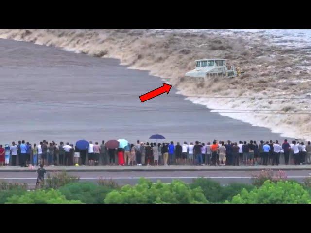 5 Minutes ago in China! Qiantang River collapses, huge waves sweep away tourists