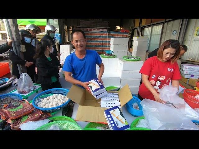 阿源連續切了好幾隻現流的土魠魚  然後賣掉 台中大雅市場  海鮮叫賣哥阿源  Taiwan seafood auction