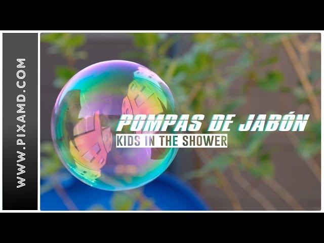 NIÑA HACIENDO GRANDES POMPAS DE JABÓN EN LA DUCHA