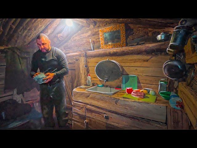 WINTER IN A DUGOUT BY THE RIVER / BUILDING FROM DEAD WOOD IN THE FOREST ALONE / COOKING ON THE STOVE