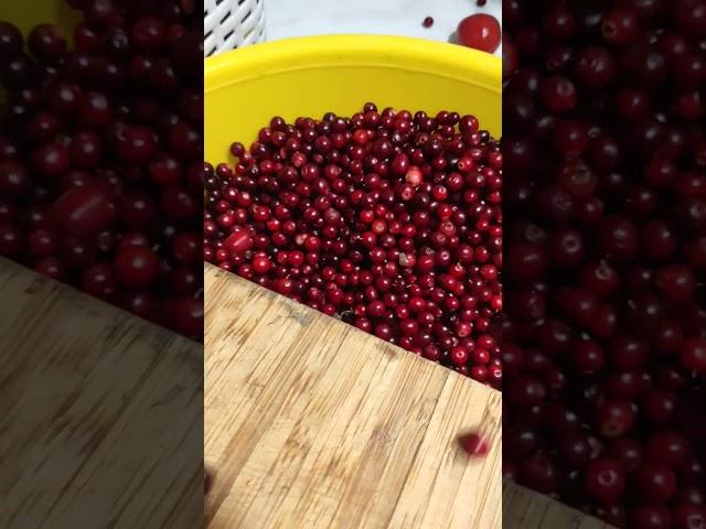 Как быстро почистить ягоды от мусора  #лайфхаки