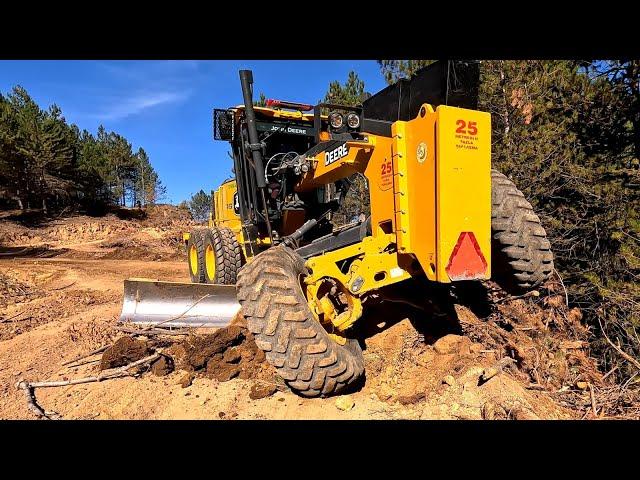 The challenging struggle of John Deere 670 GP grader on the forest road~Greyderin 'Odun' Engeli