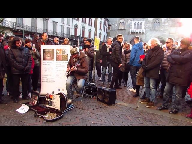 Marcello Calabrese - street guitarist - "Shine On You Crazy Diamond", live in Bergamo 2017