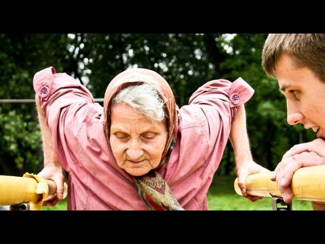 72-летняя бабушка удивляет на площадке. 72-year-old grandmother.