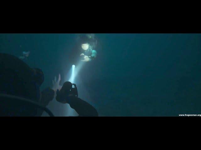 A female scuba diver trapped underwater ... and her sister must rescue her in time!