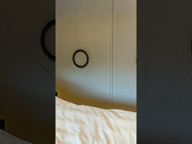 Ukens formsterke garderobe i varmgrå farge med sirkel-håndtak i sort Gun Metall  #bespokeinteriors