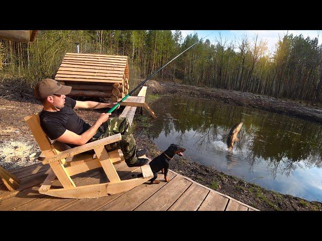 Сделал мостик на пруду и кресло качалку. Запекаю в тандыре колбаску и подчеревок.