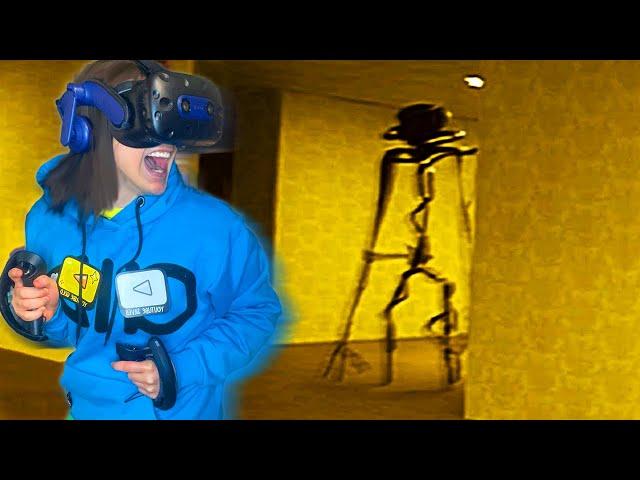 Впервые в ЗАКУЛИСЬЕ в Виртуальной Реальности!! (Backrooms VR)