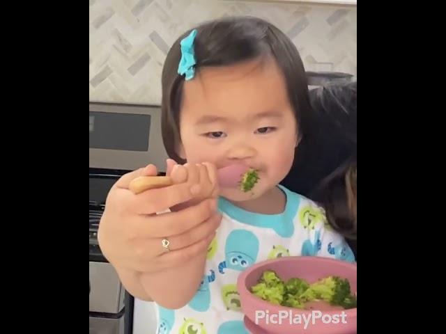 Steamed broccoli with Mila and special guest Grandma! Mila loves her broccoli! - Munchies with Mila