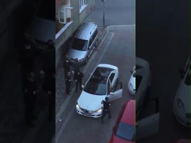 Tiktok fenomeni Emrullah Sürmeli Polis ile kavga ediyor.