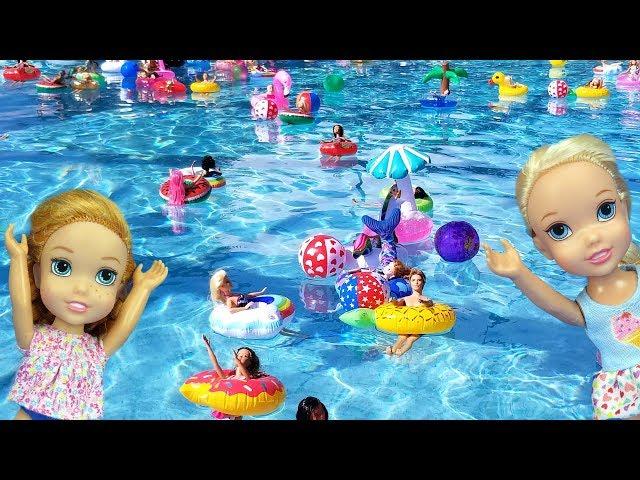 Super FLOATIES party ! Elsa and Anna toddlers - pool - Barbie - lazy river - water fun splash