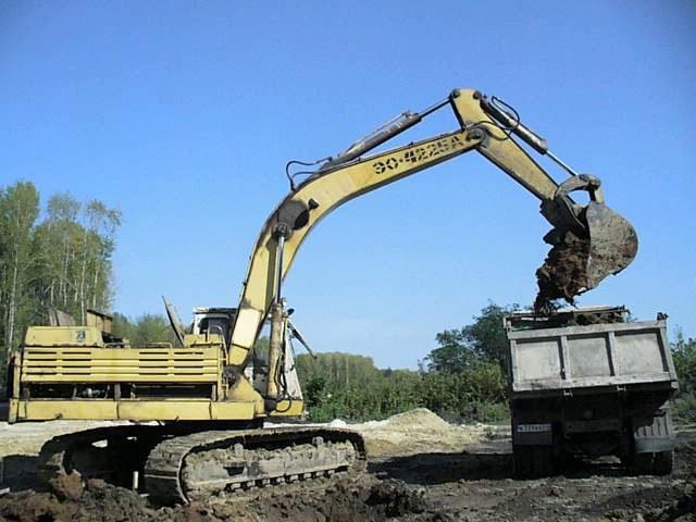 Old russian excavator EO-4225A ЭО 4225 у нового моста