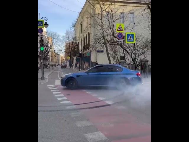 BMW M5 F10 даёт жару в центре Москвы, но уже с группой поддержки из Москвы