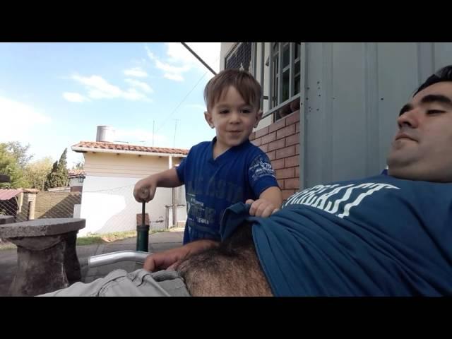 INFLANDO LA PANZA DE PAPÁ