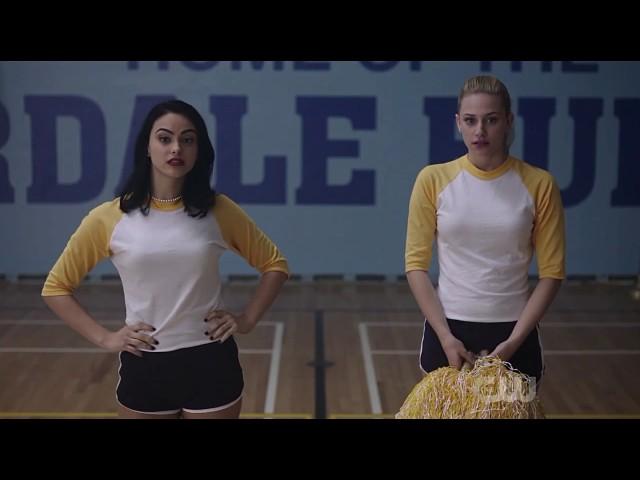 Betty and Veronica Kiss – Riverdale Season 1 Episode 1