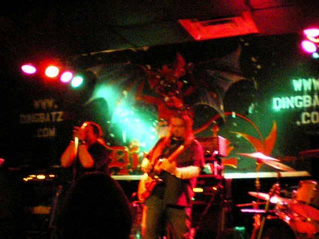 Mike Koenig playing "Perfect" At Dingbatz circa March 9th 2007 (Lowbuz)