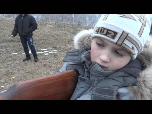 Выстрел ребёнка из двустволки.