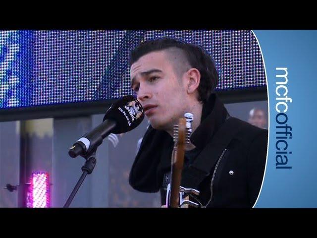 THE 1975 LIVE: Band perform single 'Sex' in BT City Square.