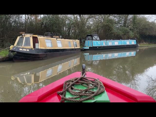 Navigating a sharp bend on the Oxford Canal on a Narrowboat 