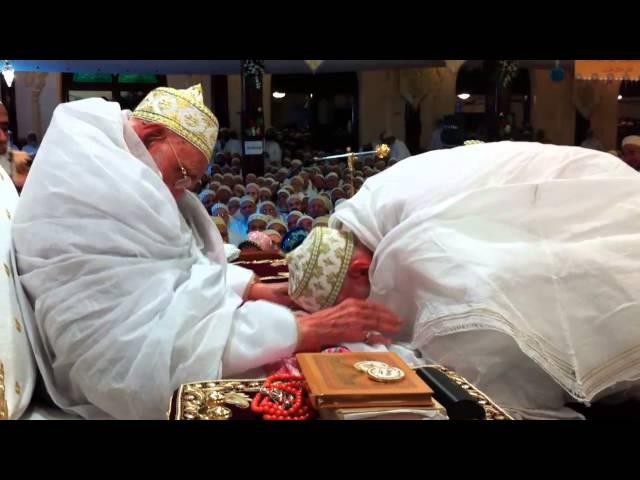 Aqa Burhanuddin embracing Syedna Qutbuddin in Muʿanaqa