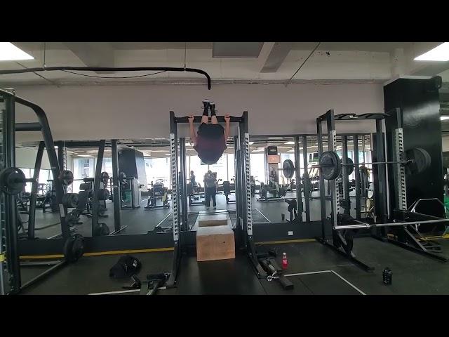 David 75 Years old Wide Grip Knee Raises Spinning Center Cartagena 033023