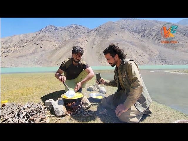 رافع و قاسمی در کنار حوض انجمن چپس پخته کردن