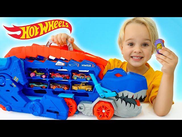 Крис играет с игрушечными машинками и спасает город Hot Wheels