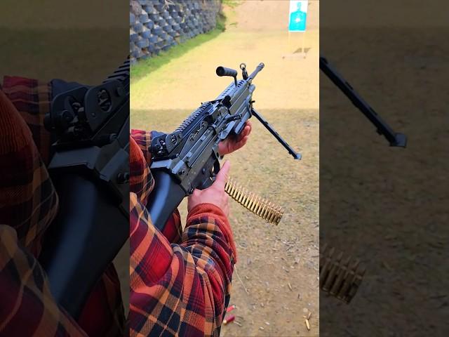 Shooting the SAW M249S Machine Gun!