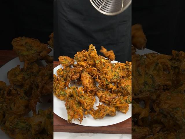 Pyaaj Aur Palak Ke Pakode #shorts #crunchytreats #cooking #pakode #palakpyaajkepakode #pyaajkepakode