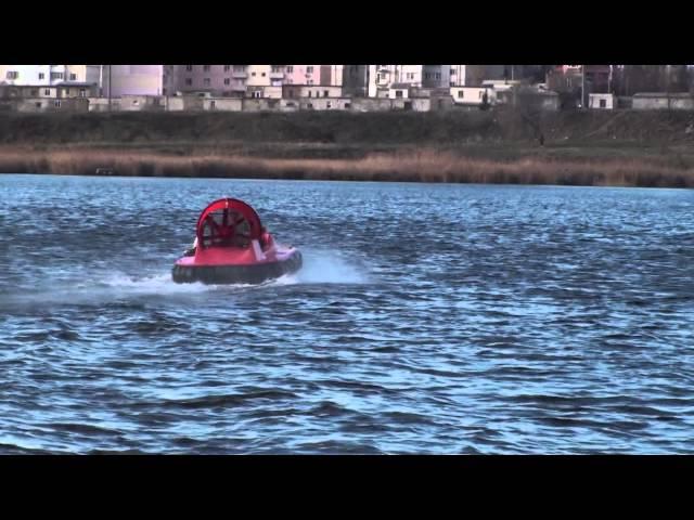 Hovercraft Tornado F50 принимает участие в тренировочной спасательной операции.