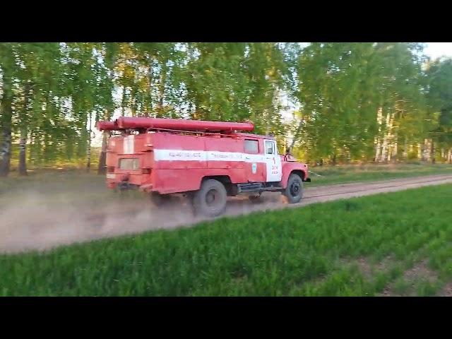 Наш старый пожарный ЗИЛ-130 летит на помощь. Он все еще в строю, на боевом дежурстве