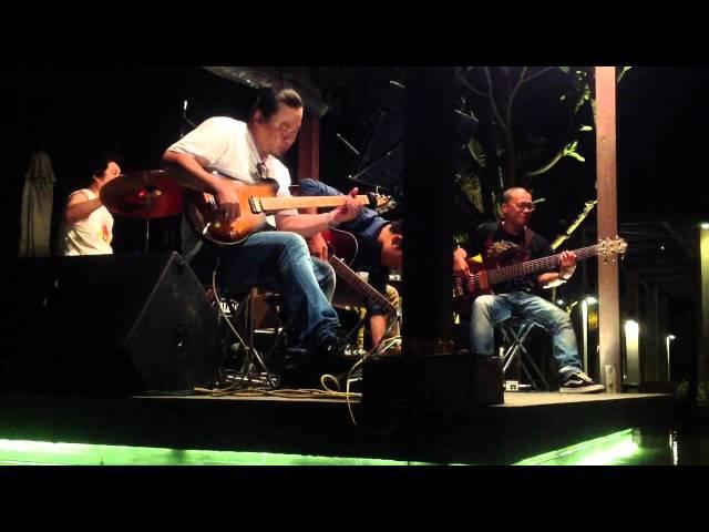 Cao Minh Đức Guitarist Jam His Band (Besame Mucho)